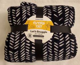Every Yay 800443439524 Pet Throw By 40 X 50 Inches Color- Dark Blue And White
